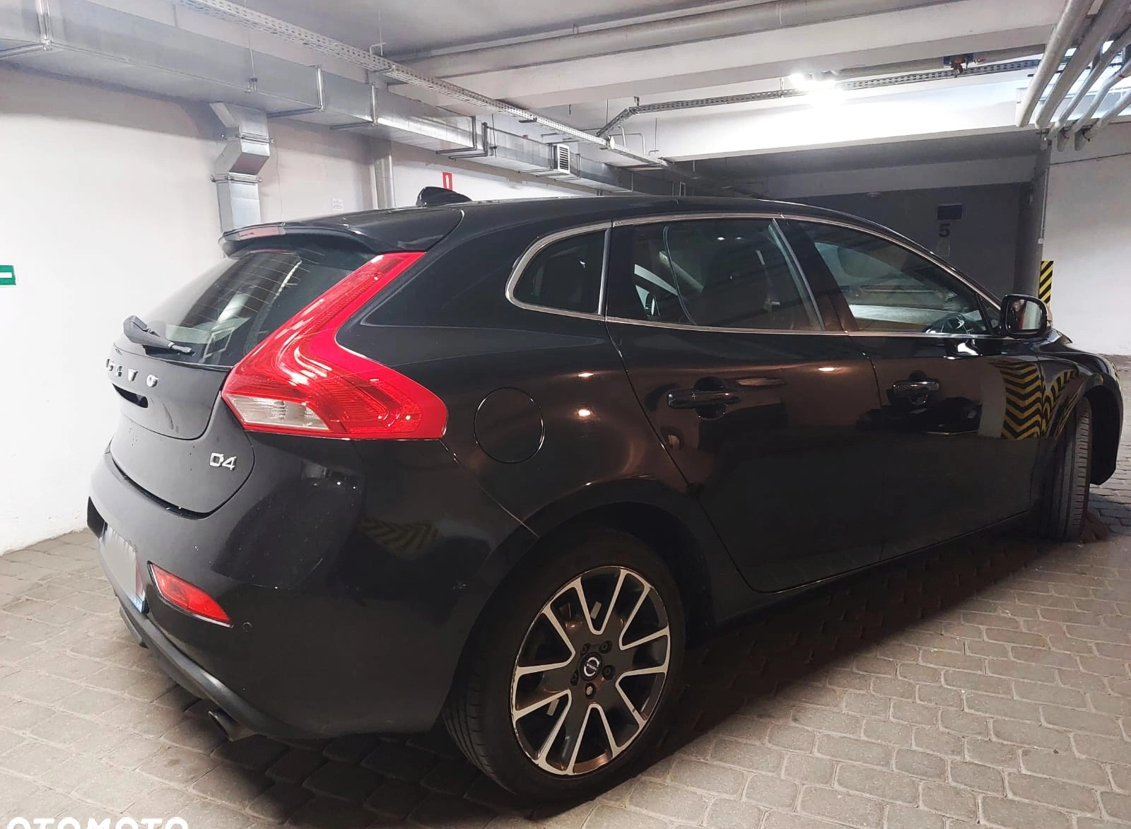 Volvo V40 cena 28500 przebieg: 308000, rok produkcji 2014 z Toruń małe 121